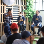 Wali Kota Kediri Abdullah, Abu Bakar, ketika berbincang dengan Ghozali Everyday di Republik Dendy Cafe, Tulungagung. Foto: Ist