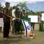 
IPNU Sumenep aksi bakar bendera Israel, kecam kekerasan pada warga Palestina.foto:Ida Okvinita/BANGSAONLINE