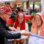 ?Sekda saat bersama pasangan lansia di festival kembar 2018.
