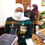 Gubernur Jawa Timur, Khofifah Indar Parawansa, saat memberi keterangan kepada sejumlah awak media. Foto: DEVI FITRI AFRIYANTI/BANGSAONLINE