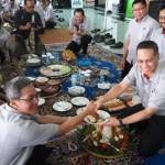 Direktur Utama Semen Indonesia, Rizkan Chandra menyerahkan potongan tumpeng kepada karyawan saat syukuran usia PT Semen Gresik ke-59 tahun. foto: SYUHUD/ BANGSAONLINE