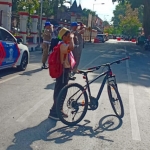 Aksi Reyhan yang viral di media sosial karena mendadak hormat kepada bendera Merah Putih saat dikibarkan dalam Upacara Hari Pahlawan di Alun-alun Kota Blitar.