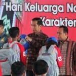 Presiden RI, Joko Widodo menyematkan atribut kepada peserta Program Siswa Mengenal Nusantara didampingi Direktur Utama Semen Indonesia, Rizkan Chandra (Paling kanan) di Kupang. foto: SYUHUD/ BANGSAONLINE