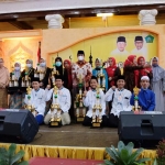 FOTO BARENG: Juara umum MTQ ke-29 Kabupaten Sidoarjo, Kafilah Waru, memamerkan trofi, Minggu (8/11). foto: ist.