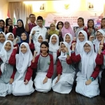 Wali Kota Malang Sutiaji didampingi Kepala DP3AP3KB Kota Malang Penny Indriyani, foto bareng anak-anak sekolah usai pengarahan. foto: IWAN IRAWAN/ BANGSAONLINE