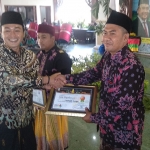 Bupati saat memberikan penghargaan bagi desa yang berprestasi, yakni Desa Waru Barat dan Desa Pegantenan.