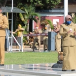 Wali Kota Habib Hadi saat melakukan senam pagi bersama seluruh kepala OPD dan Sekda drg. Ninik Ira Wibawati. 