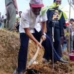 Direktur Utama Semen Gresik Gatot Kustyadji melakukan penanaman karet di daerah rawan longsor yang berada di Desa Bengkering, Kecamatan Pulung, Kabupaten Ponorogo. foto: SYUHUD/ BANGSAONLINE