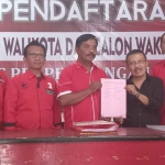 Penyerahakan berkas 9 nama bakal calon wali kota dan wakil wali kota kepada Ketua DPC PDIP Kota Batu, Punjul Santoso.
