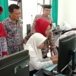 Wali Kota Mojokerto Ika Puspitasari ketika sidak ke sekolah-sekolah didampingi Kadispendik Amin Wachid. foto: Yudi Eko Purnomo/ BANGSAONLINE
