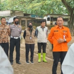 Kalaksa BPBD Jatim, Gatot Soebroto, saat memberi arahan kepada Satgas PMK.