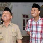 Fuad Amin Imron (kiri) dan anaknya, Makmun Ibnu Fuad (Ra Momon) yang kini jadi Bupati Bangkalan. foto: surabaya.net