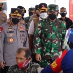 Panglima TNI Marsekal Hadi Tjahjanto dan Kapolri Jenderal Listyo Sigit Prabowo saat memantau penyuntikan vaksin secara massal kepada warga Kabupaten Kediri di Convention Hall SLG, Kamis (10/6). foto: ist.