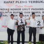 Masing-masing calon menunjukkan nomor urut usai pengundian di KPU Tuban. (suwandi/BANGSAONLINE)