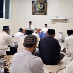 Prof. Dr. KH. Asep Saifuddin Chalim, M.A. saat memberikana taushiyah kepada para kiai peserta salat malam dan istighatsah di lantai atas rumah Ning Imah, salah satu putri Kiai Asep, di lingkungan Pondok Pesantren Amanatul Ummah Jalan Siwalankerto Utara Surabaya, Kamis (24/6/2021) malam. foto: mma/ bangsaonline.com