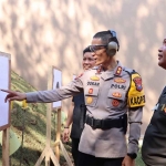 Kapolres Batu saat melihat sasaran usai peresmian Lapangan Tembak Tantya Sudhirajati.