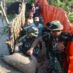 TNI bersama warga dan BPBD menutup tanggul kali Plalangan. foto: aris/harian bangsa