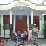 Ibu-ibu yang sedang menunggu anak-anaknya mengaji di Mushala Abdurrahman. foto: YUDI ARIANTO/ BANGSAONLINE