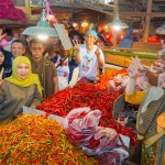 Khofifah Indar Parawansa, Calon Gubernur Jawa Timur Nomor Urut 2 saat menyapa komunitas Pasar Pabean Surabaya, Jumat (11/10/2024). Foto: istimewa