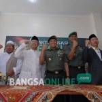 Para kiai bersama Pengasuh Ponpes tebuireng Jombang, KH Salahuddin Wahid (Gus Solah) dan Mayjend TNI Wiyanto, Aster Panglima TNI saat pelaksanaan Rapat Akbar Aktualisasi Resolusi Jihad di Aula gedung Yusuf Hasyim Tebuireng, Sabtu (5/11). foto: RONY SUHARTOMO/ BANGSAONLINE