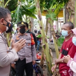 Kapolresta Sidoarjo Kombespol Kusumo Wahyu Bintoro mendatangi rumah warga yang rusak pasca diterjang angin puting beliung.