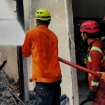 Tim Damkar BPBD Tuban tiba di lokasi untuk melakukan upaya pemadaman. (foto: ist)