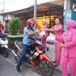  Pembagian takjil dipimpin langsung Ketua Bhayangkari Cabang Ngawi. foto: ZAINAL ABIDIN/ BANGSAONLINE