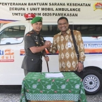 Serah terima bantuan hibah berupa mobil ambulans dari BRI ke Kodim Pamekasan.