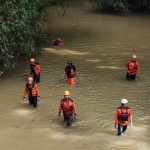 Tim gabungan saat melakukan susur Sungai Kedak untuk mencari korban terseret arus. Foto: MUJI HARJITA/ BANGSAONLINE