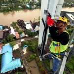 Teknisi XL Sedang Memeriksa Jaringan BTS XL Axiata area Kalimantan Selatan. foto: ist