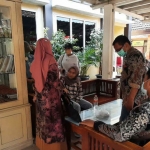 Korban saat melapor ke Polres Lamongan.