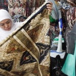 Gubernur Jawa Timur Khofifah Indar Parawansa setiap kunjungan ke daerah selalu menyempatkan mampir ke sentra batik. foto: Istimewa/ BANGSAONLINE