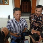 Bupati Indartato saat memberikan keterangan pers. foto: YUNIARDI SUTONDO/ BANGSAONLINE