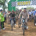 Bupati Sambari (tengah) memimpin rombongan Adventure Bike 2017 sejauh 15 km. foto: SYUHUD/ BANGSAONLINE