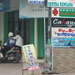 Apotek Kencana Farma yang berada di jalan Cokroaminoto Trenggalek. foto: HERMAN/ BANGSAONLINE