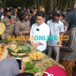 Wakil Bupati Mojokerto, Muhammad Al Barra atau yang akrab disapa Gus Barra, saat berbaur bersama masyarakat di Pasar Keramat. Foto: ROCHMAT SAIFUL ARIS/BANGSAONLINE