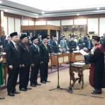 Gus Yani (2 dari kanan) bersama tiga anggota DPRD Gresik saat diambil sumpah jadi Ketua DPRD periode 2019-2024, tahun lalu. foto: SYUHUD/ BANGSAONLINE