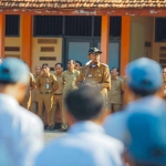 Bupati Sumenep, Achmad Fauzi, saat memimpin upacara di SMKN 1 Kalianget.