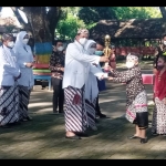 Wali Kota Maidi menyerahkan penghargaan kepada para siswa dan guru yang berprestasi.