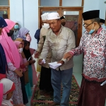 Peringati 10 Muharam 1443 Hijriah, Musala Miftahul Ulum Kelurahan Lawangan Daya, Kecamatan Pademawu, Kabupaten Pamekasan menggelar acara santunan anak yatim dan duafa, Kamis (19/8/2021). (foto: ist)