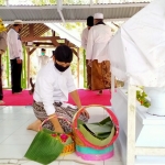 Sambil duduk bersimpuh, Bupati Arifin ziarah Makam Mbah Kawak Trenggalek. foto: HERMAN/ BANGSAONLINE