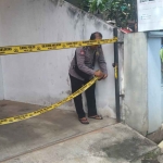 Polisi saat melakukan penyelidikan terkait dugaan bunuh diri satu keluarga di Kecamatan Pakis, Kabupaten Malang.