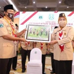 Gubernur Jawa Timur Khofifah Indar Parawansa dan Ketua Kwarda Jatim Saifullah Yusuf (Gus Ipul) di Gedung Negara Grahadi, Kamis (14/8/2020). foto: ist/ bangsaonline.com