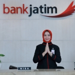 CANTIK: Salah satu petugas Bank Jatim.