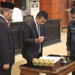 Bupati Jombang, Nyono Suharli Wihandoko saat menandatangani NPHD dalam sidang paripurna istimewa di gedung DPRD setempat, Rabu (16/8/2017). foto: ROMZA/ BANGSAONLINE