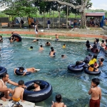 Suasana Pemandian Alam Sumber Penang Somalang, Pamekasan.