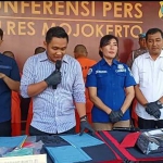 Konferensi pers yang digelar oleh Polres Mojokerto terkait kasus pemerkosaan mertua terhadap menantu.