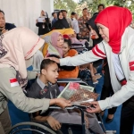 Gubernur Khofifah saat menyerahkan bantuan di Kabupaten Mojokerto.