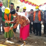 K.H. Makki Nasir, Ketua PCNU Bangkalan saat melakukan peletakan batu pertama terkait pembangunan drainase di Desa Telaga Biru, Kecamatan Tanjung Bumi, Kabupaten Bangkalan, Kamis (30/7/2020). (foto: ist).