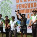 Bupati Trenggalek beserta rombongan melakukan pelepasan satwa burung di akhir deklarasi Kompi Huko. (foto: herman subagyo/BANGSAONLINE)